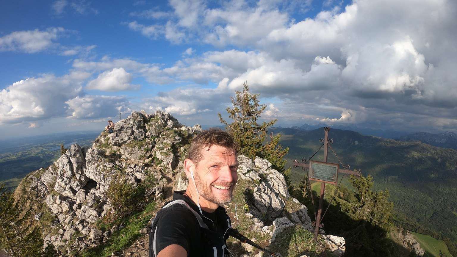 Läufer auf Berggipfel